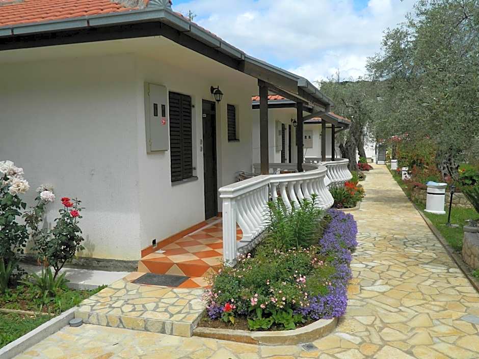 President Bungalows and Apartments