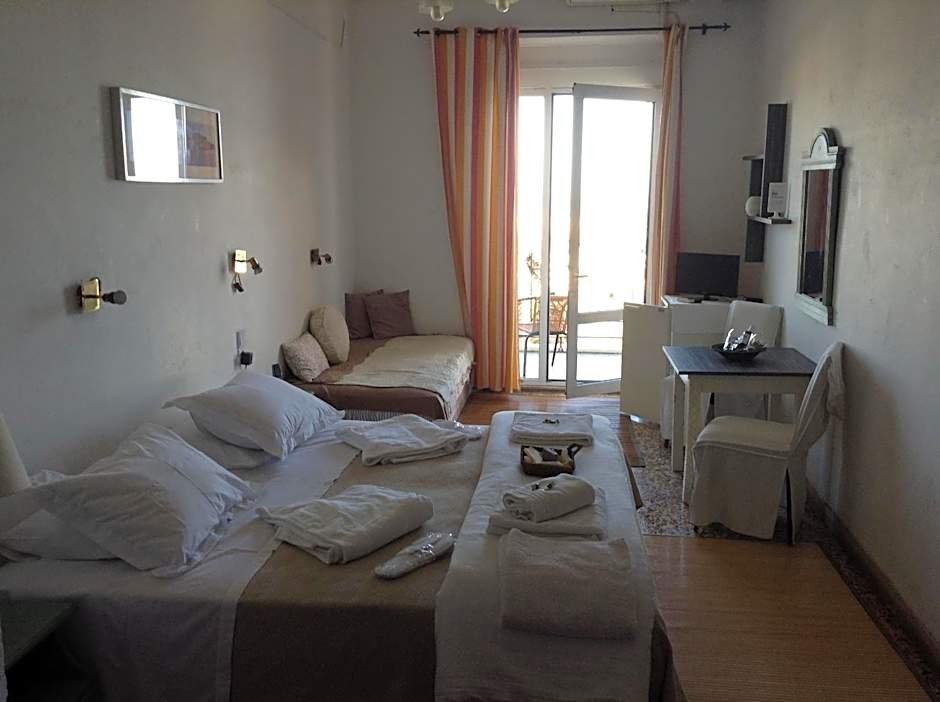 Akrotiri Hotel