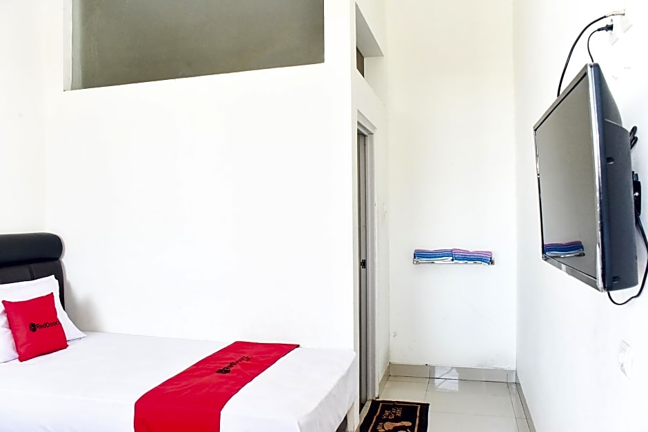 RedDoorz near Alun Alun Wonosobo