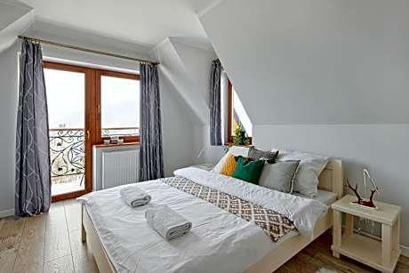 Apartment with Mountain View