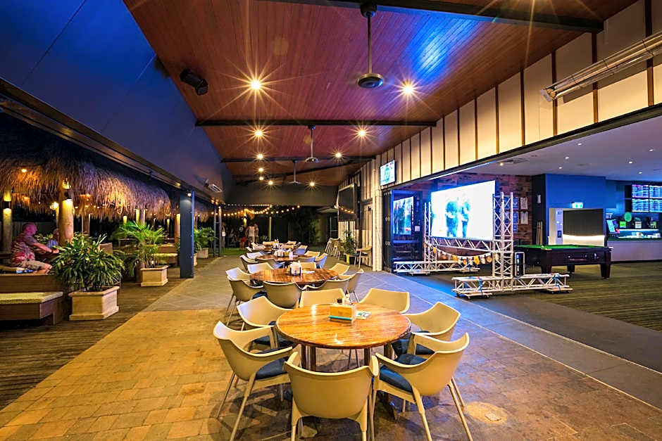 Nightcap at Kawana Waters Hotel