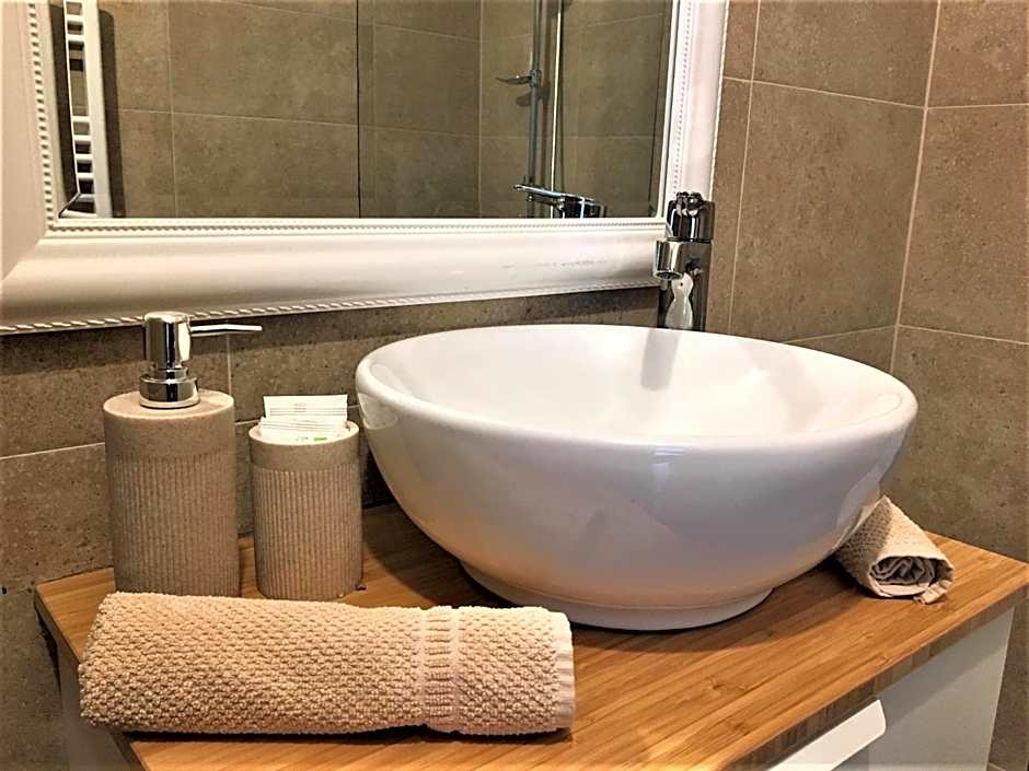 4 Seasons Apartments