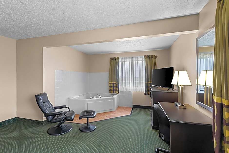 Super 8 by Wyndham Jefferson