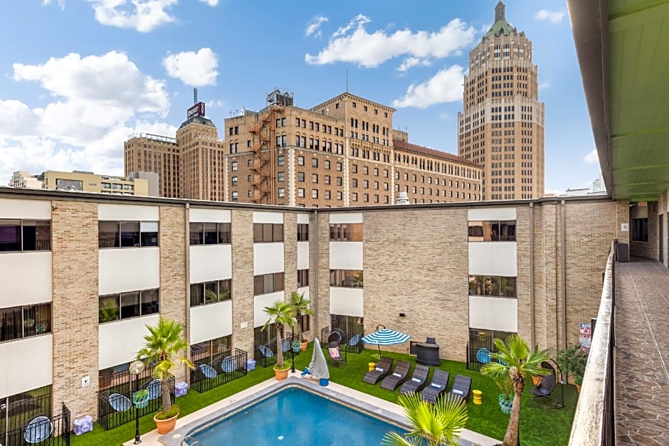 Riverwalk Plaza Hotel And Suites