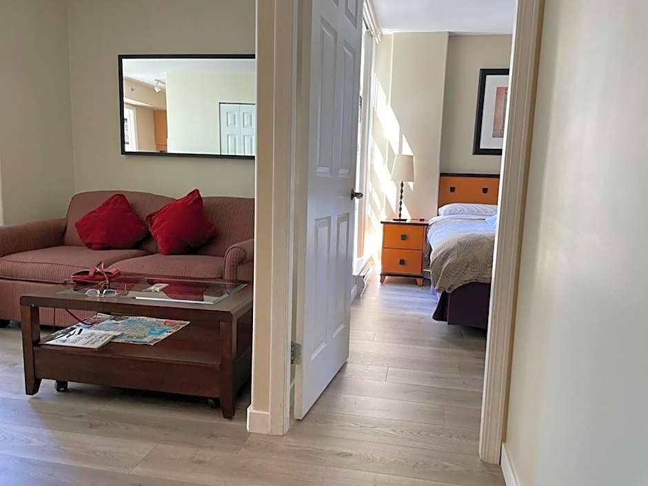 1BD+Den condo, with free parking in Downtown!