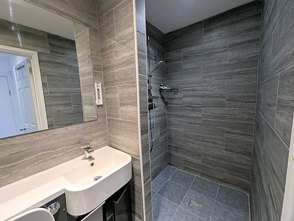 OYO Firs Lodge London Heathrow