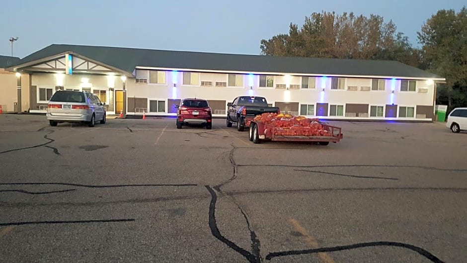 Faribault Hometown Inn & Suites