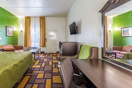 1 King Bed Suite Nonsmoking Upgrade