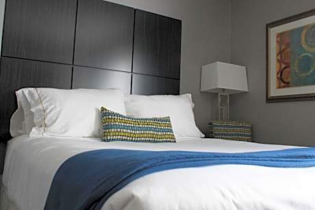 Standard King Room with Roll-In Shower - Communications Access