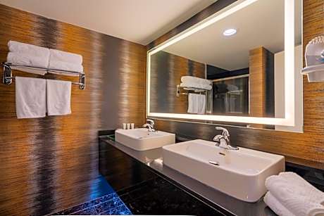 Honeymoon Suite