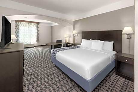 Deluxe King Room with Roll In Shower - Mobility Accessible/Non-Smoking