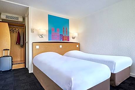 Triple Room with 2 Single Beds and 1 Junior Bed