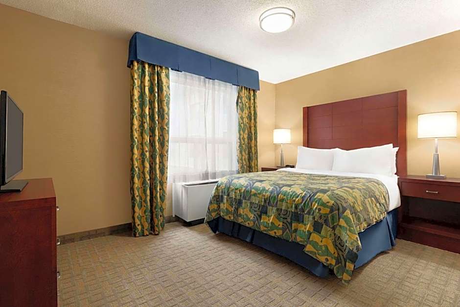 Travelodge by Wyndham Oshawa Whitby