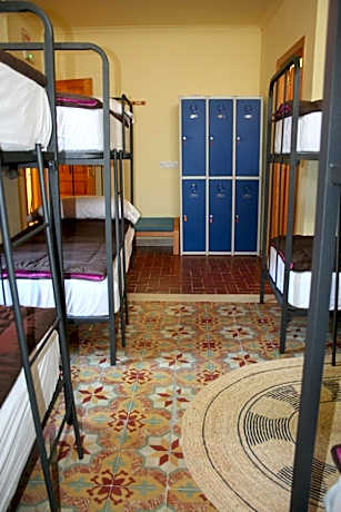 Cama en litera en habitación compartida mixta de 8 camas