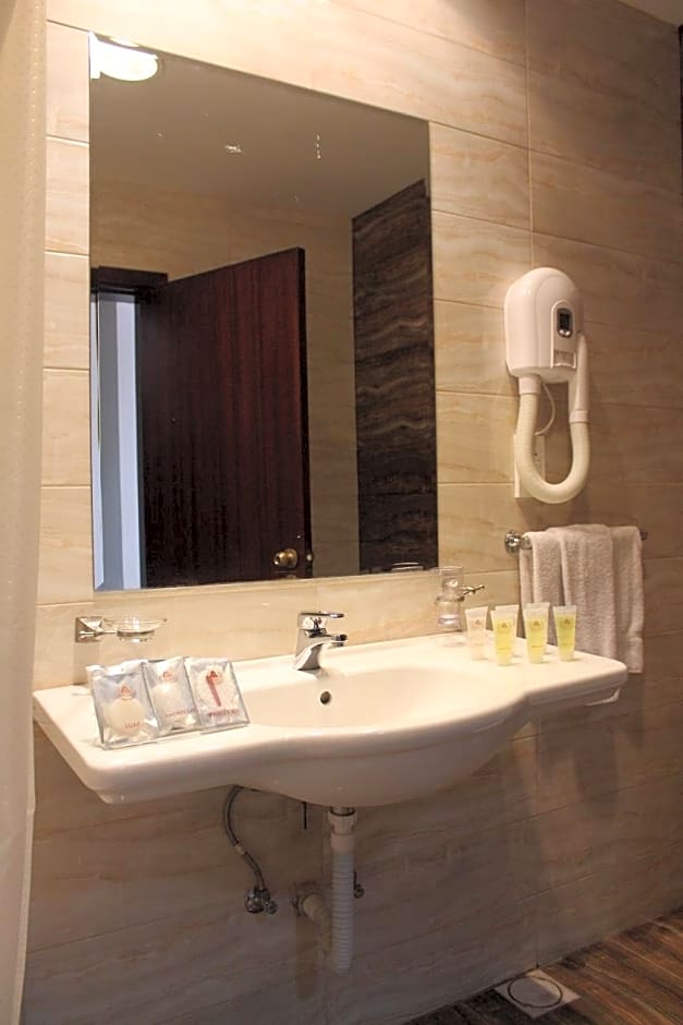 Al Fanar Palace Hotel and Suites