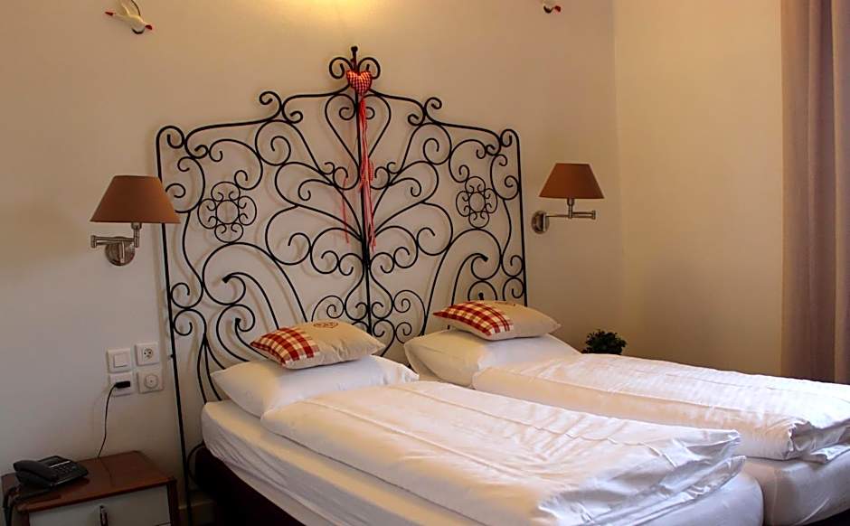 A la Maison Rouge Hotel & Restaurant