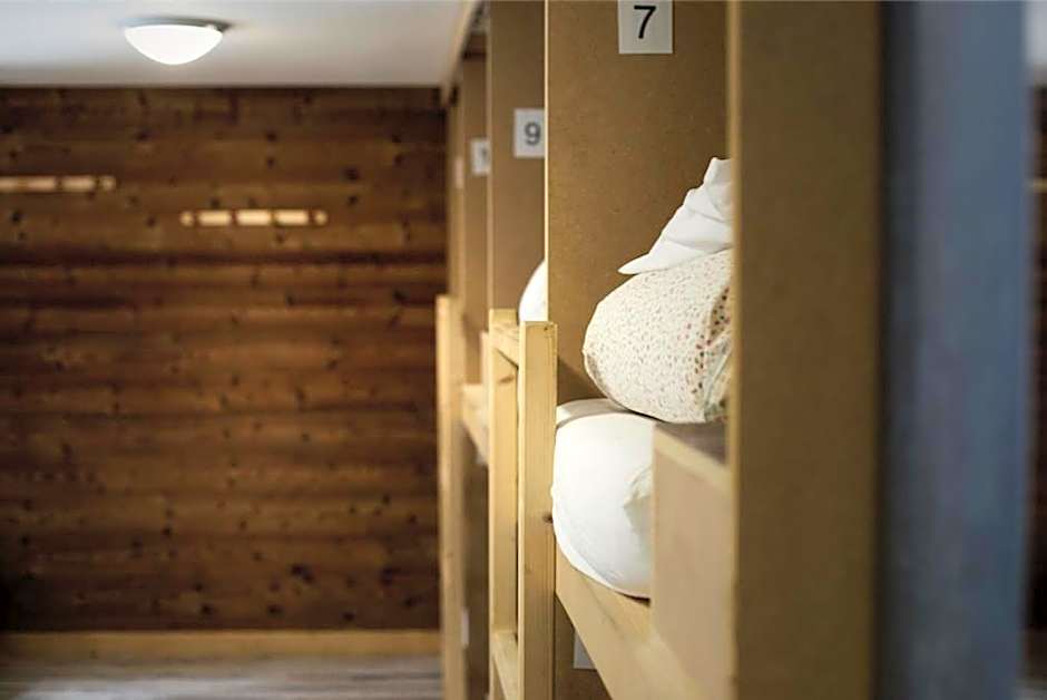 Zdjęcie 1 z 3 — Single Bed in Dormitory Room