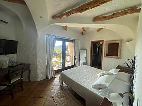 Deluxe Double Room with pool view(2 Adults + 1 Child)
