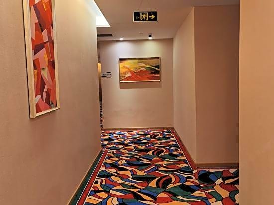 Yalkang Business Hotel (Guangzhou Zhujiang New Town Tancun Subway Station)