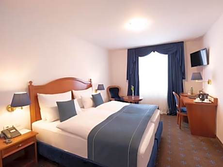 Comfort - Queen Bedroom