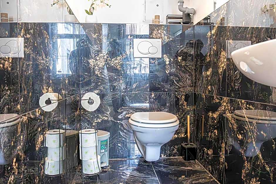 Near Schönbrunn - Economy Rooms in Shared Apartment at Meidling Train Station