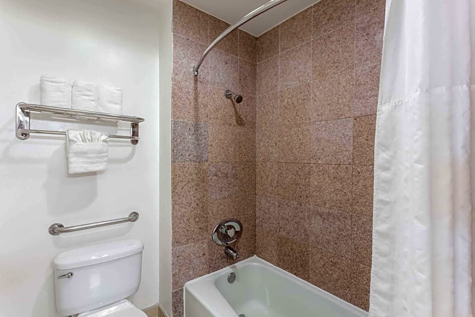Howard Johnson by Wyndham San Diego Hotel Circle