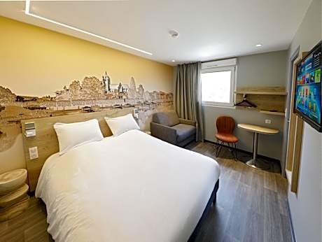 Comfort Queen Room with Sofa Bed - Non-Smoking