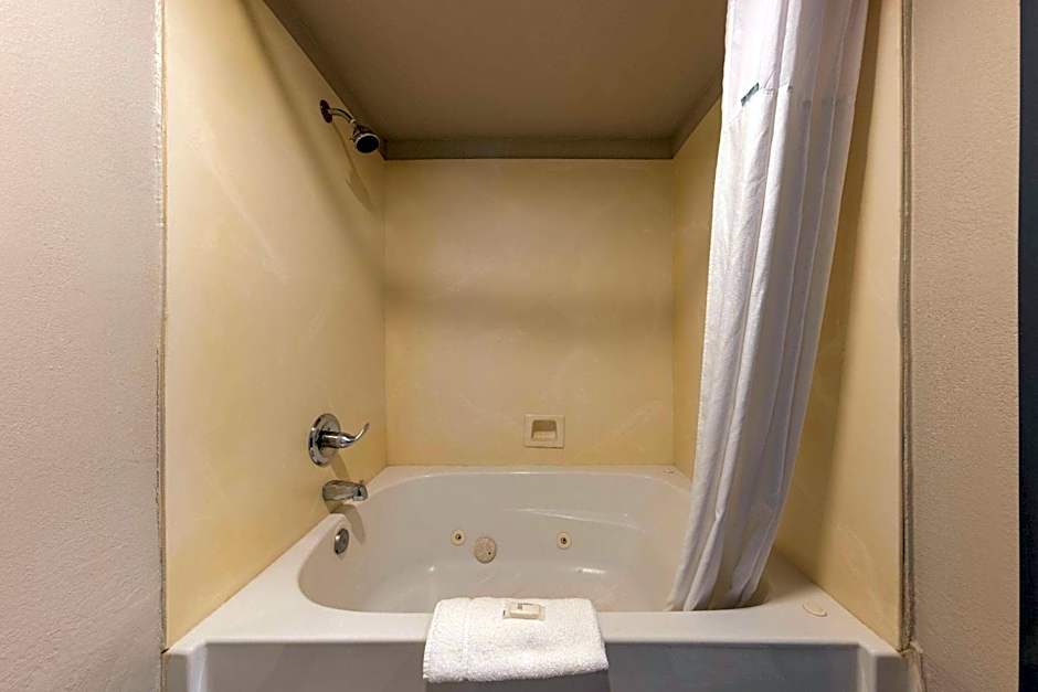 Days Inn by Wyndham Lathrop