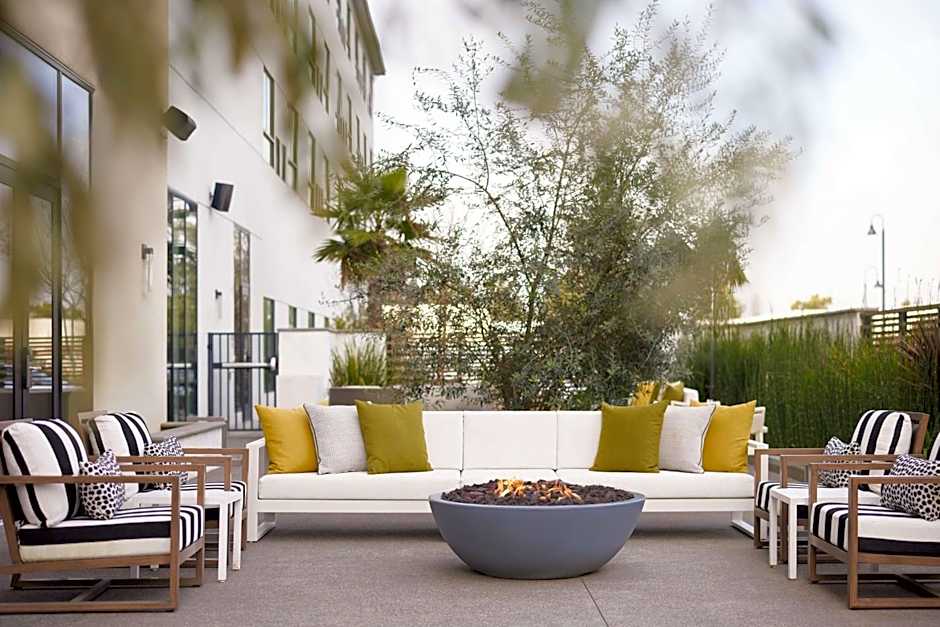 Hotel Centro Sonoma Wine Country, Tapestry Collection Hilton