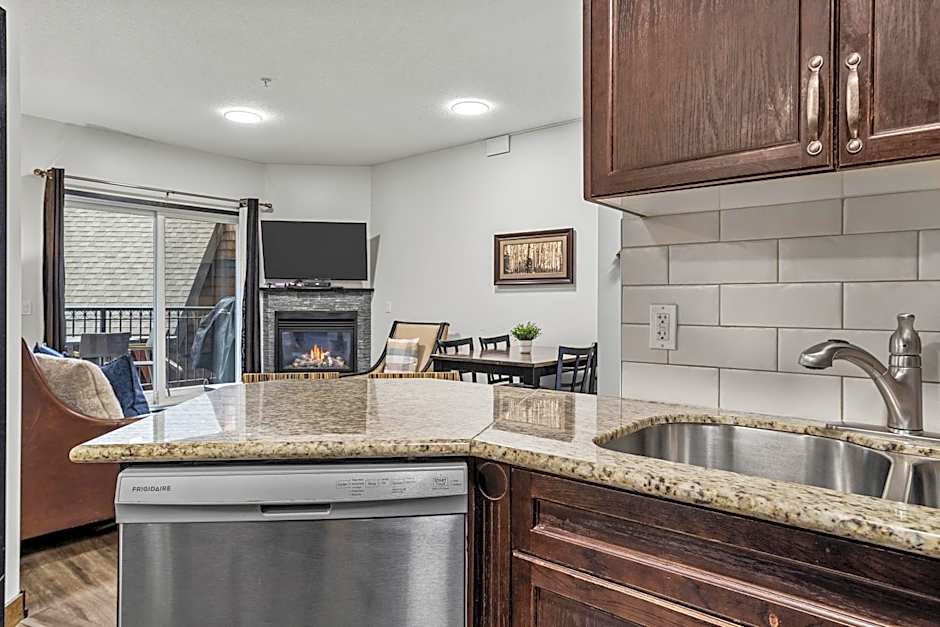 Outstanding Mountain Condo WATERSLIDE and HOT TUB managed by Little Sister Getaways