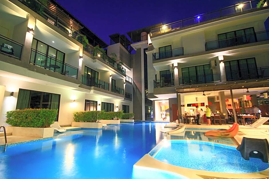 Foto 1 daripada 1 — Deluxe Family Room with Pool Access