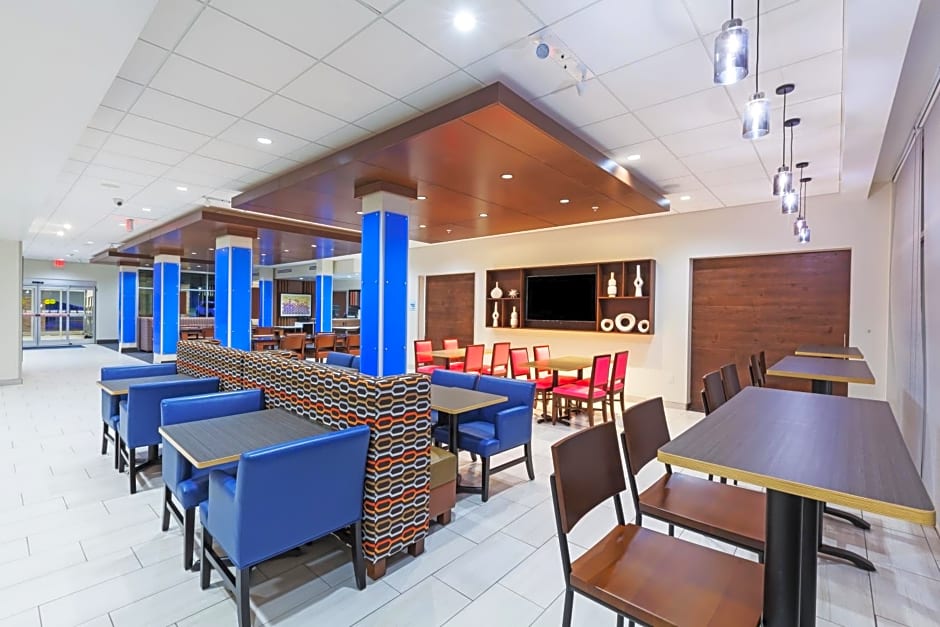 Holiday Inn Express & Suites Tulsa South - Woodland Hills, an IHG Hotel