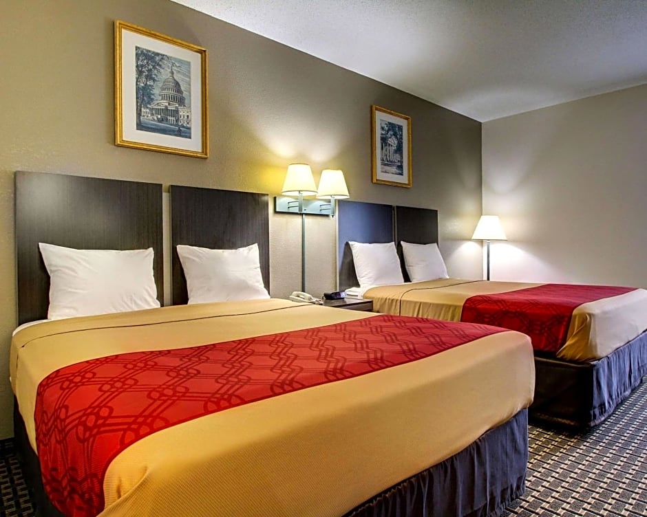 Econolodge Inn & Suites