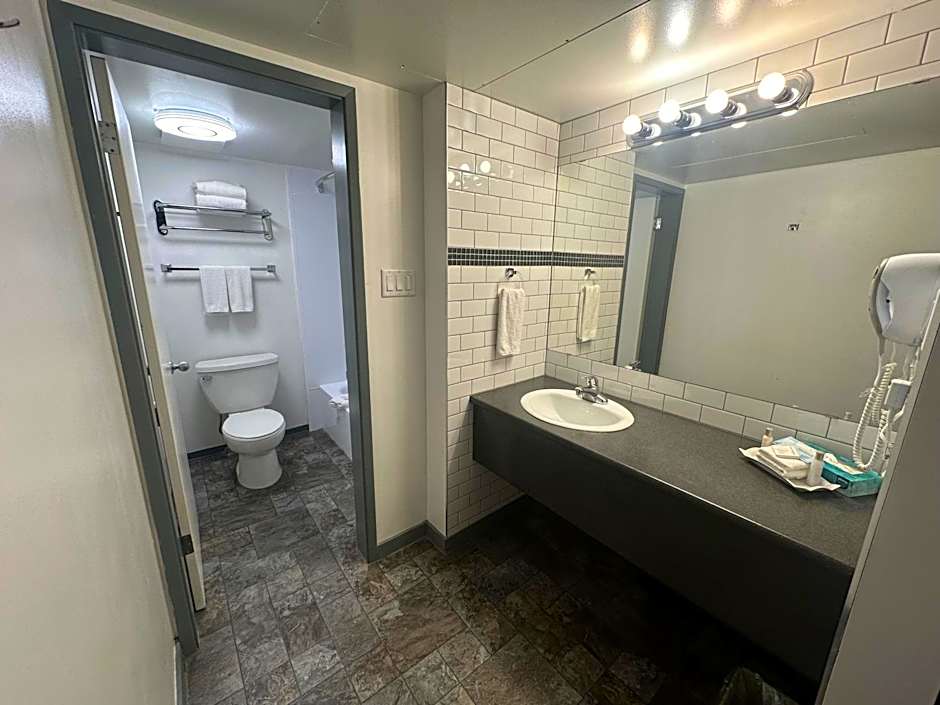 Divya Sutra Plaza and Conference Centre, Vernon