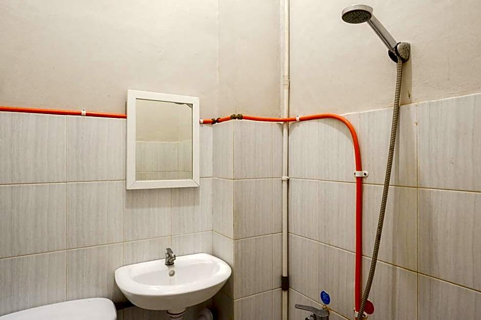 RedDoorz near Stasiun Tawang Semarang