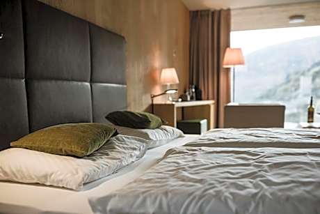 Suite with Terrace and Mountain View