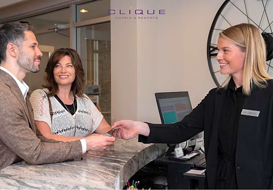 Falcon Crest Lodge by CLIQUE