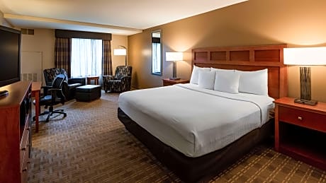 King Room with Roll In Shower and Poolside - Mobility/Hearing Accessible - Non-Smoking