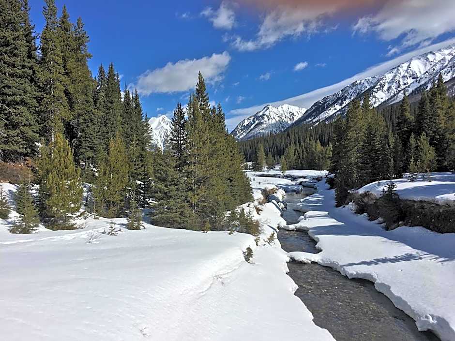 Inviting Rocky Mountain HOT TUB in Top Rated Condo managed by Little Sister Getaways