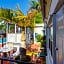 Richard's Motel Courtyard