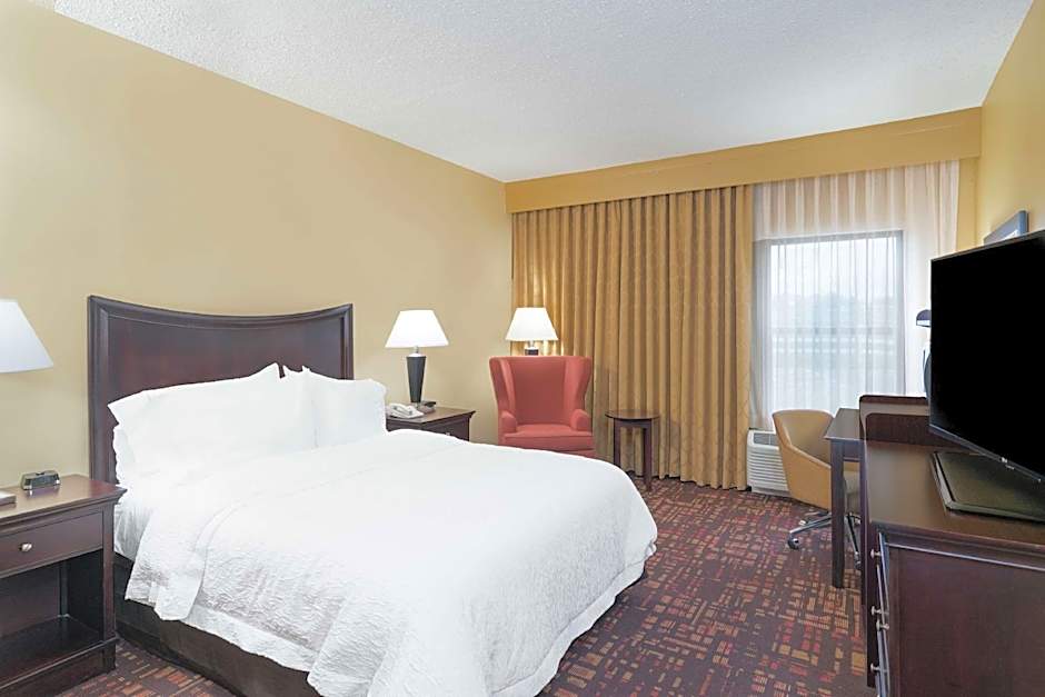 Foto 1 daripada 7 — 1 Queen Bed, Mobility Accessible, Roll in Shower