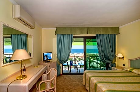 Quadruple Room with Balcony and Lateral Sea View