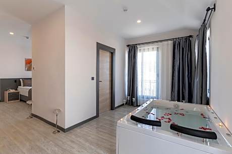 Suite with Hot Tub