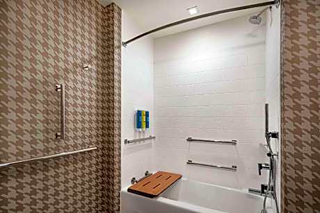 1King Mob/Hear Access Tub Studio City View