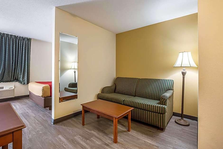 Econo Lodge Inn And Suites
