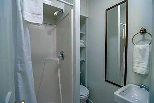 Moore House Inn & Cabins