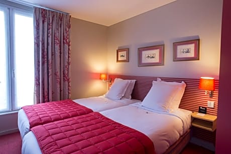 Twin Room with View on the Arc de Triomphe