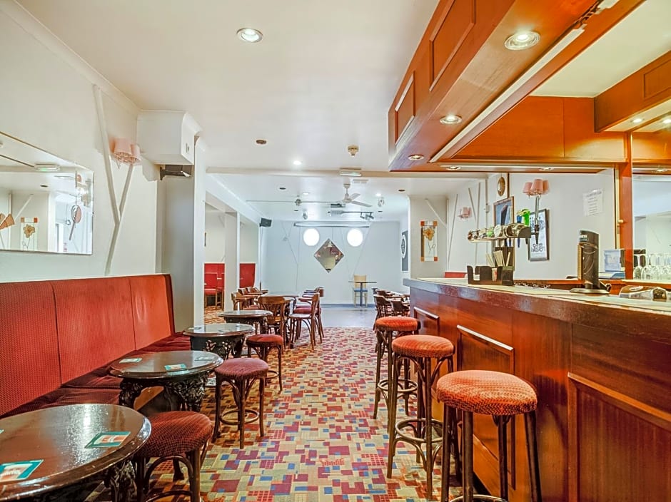 OYO Godolphin Arms Hotel