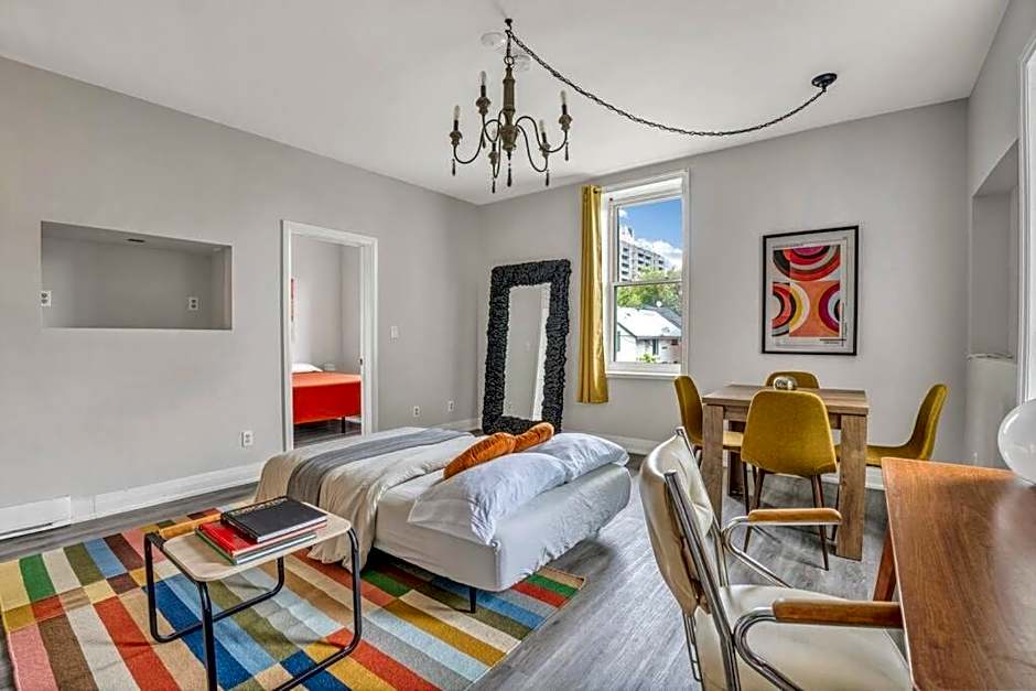 Chic Mid-Century Flat Downtown