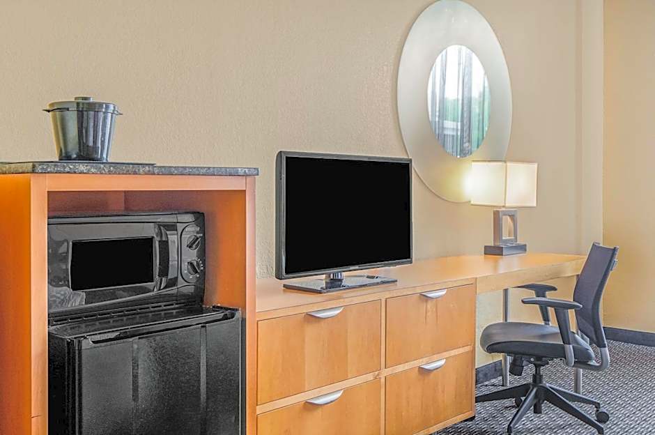 La Quinta Inn & Suites by Wyndham Naples Downtown